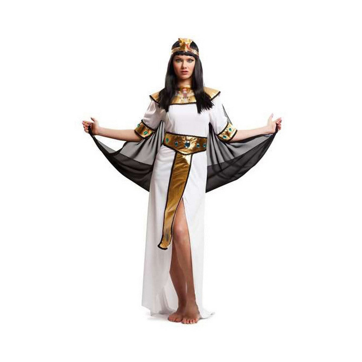 En kvinna iklädd en vit, elegant egyptisk dräkt med gulddetaljer, huvudbonad och en svart cape som hon håller ut åt sidorna.