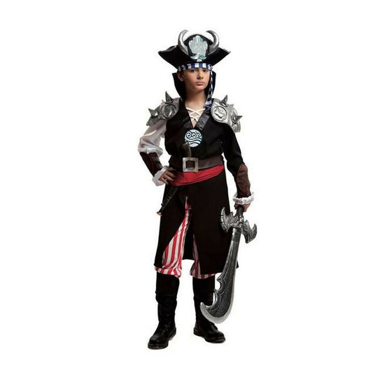 En person klädd i en episk piratdräkt med en hornprydd hatt.