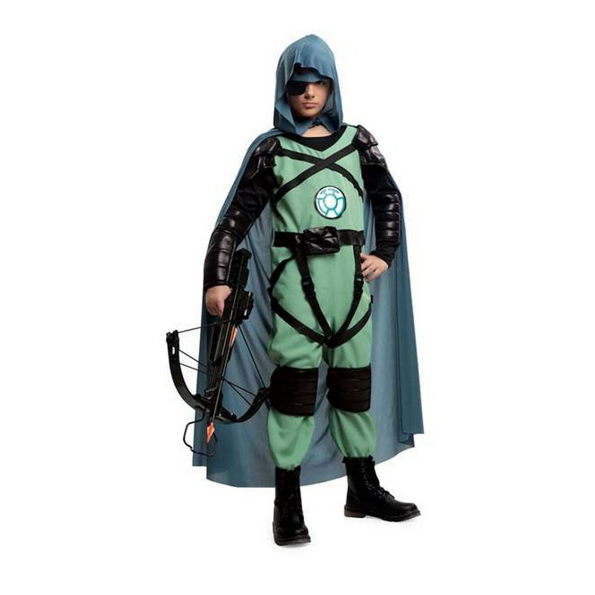En person i en grön och blå rymd-hjälte maskeraddräkt med huva och ettarmband håller i en leksakspilbåge.