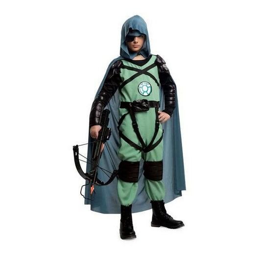 En person i en grön och blå rymd-hjälte maskeraddräkt med huva och ettarmband håller i en leksakspilbåge.