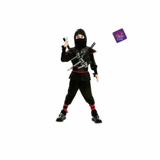 Ett barn klädd i en komplett svart Killer Ninja maskeraddräkt med ansiktsmask, röda detaljer och tillhörande vapen-accessoarer.