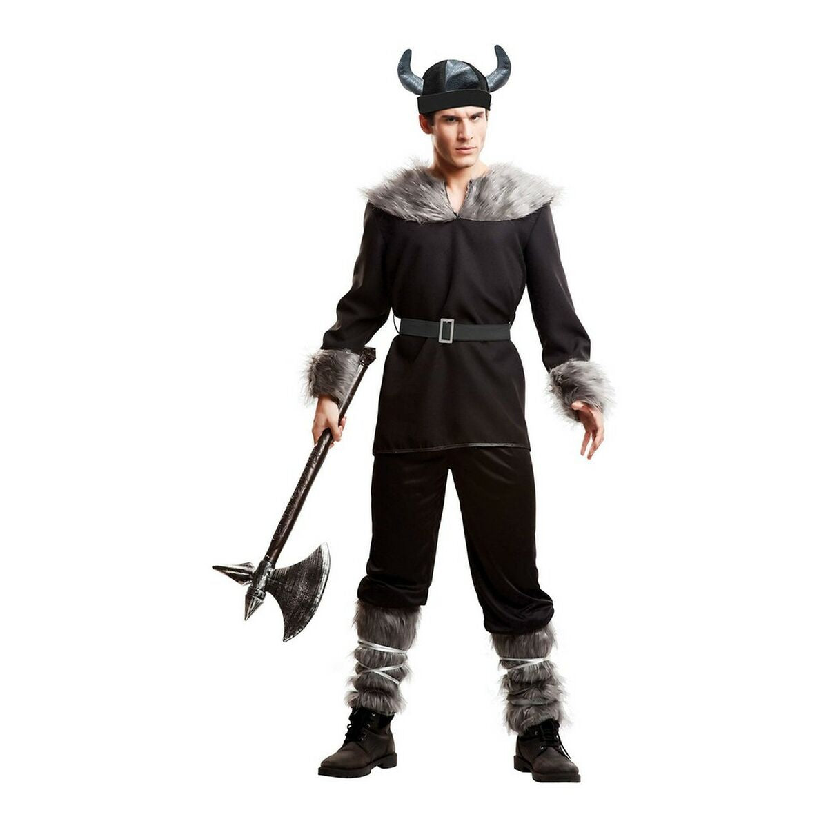 Man i en svart vikingadräkt med grå fuskpäls på kragen och vid handlederna, bärandes en hornprydd hjälm och håller i en replika av en stridsyxa.