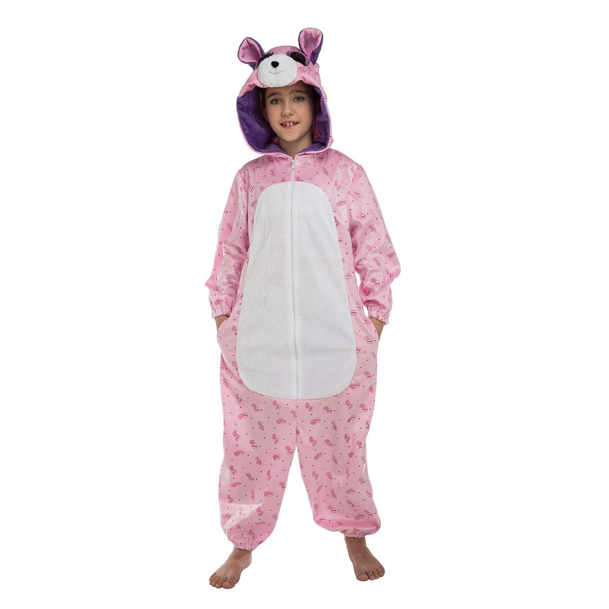 Ett barn poserar glatt i en rosa jumpsuit med björndesign och huva med stora ögon.