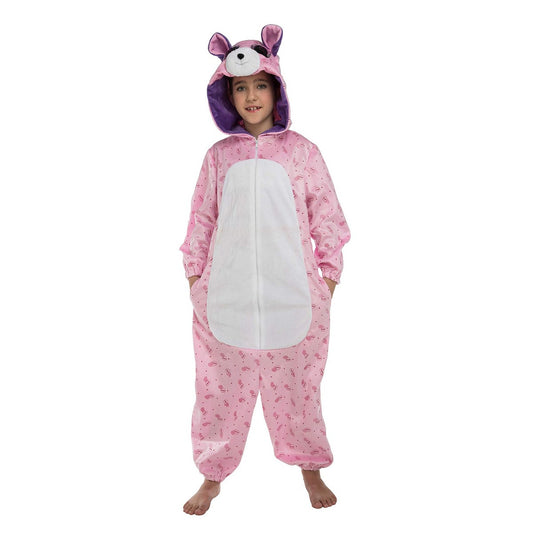 Ett barn poserar glatt i en rosa jumpsuit med björndesign och huva med stora ögon.
