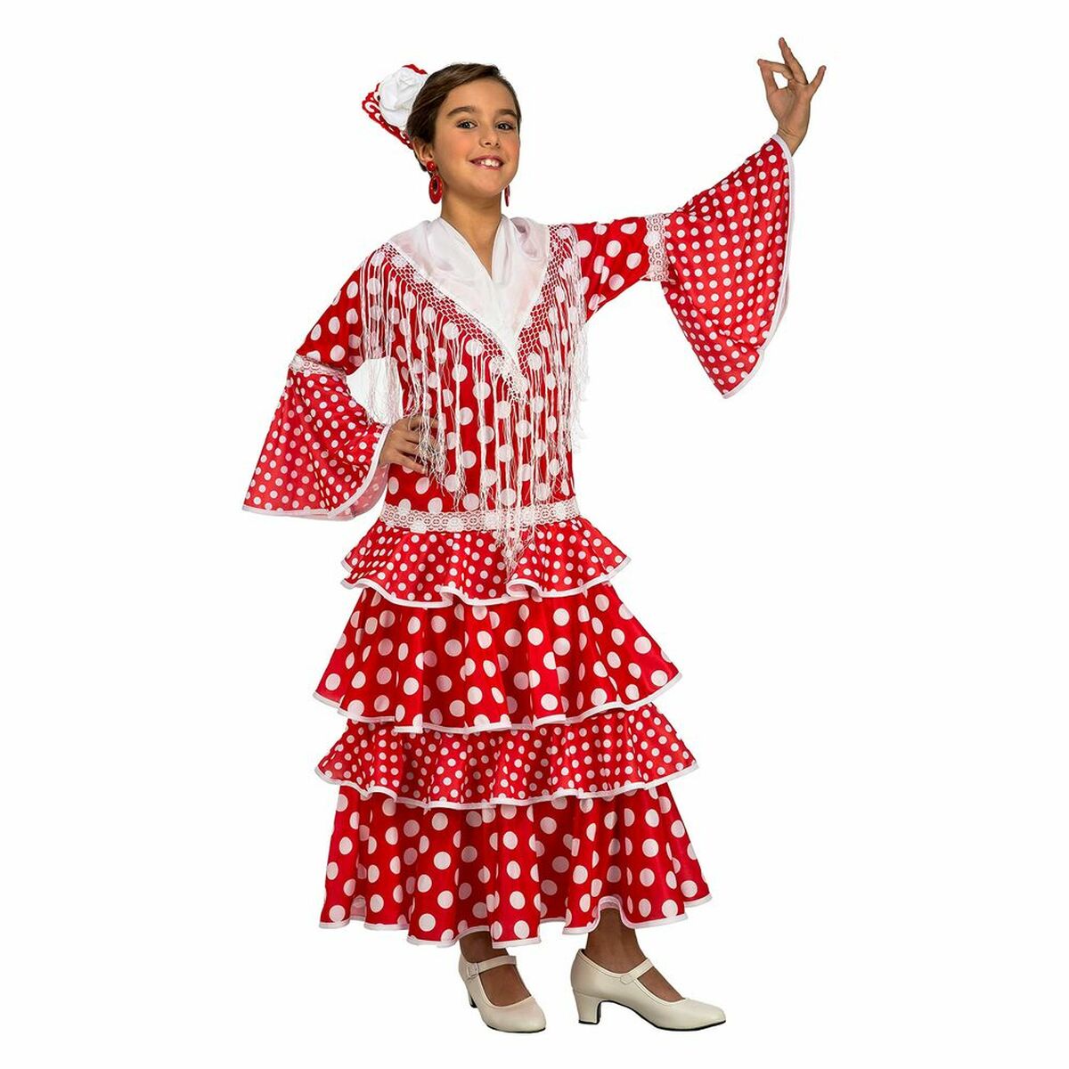 En glad flicka i åldern 10-12 år poserar i en röd och vit prickig flamencoinspirerad maskeraddräkt med volanger och en vit sjal med fransar.