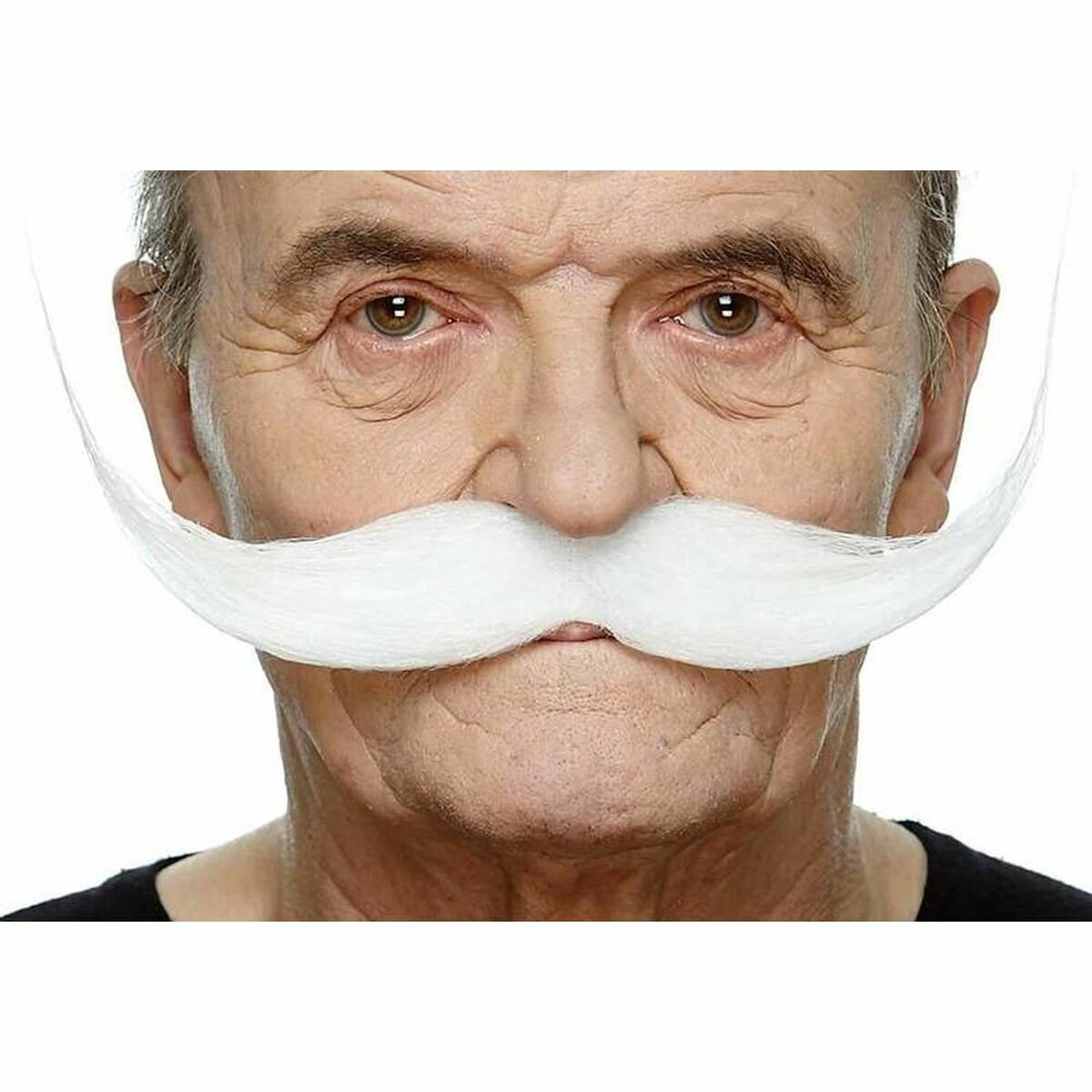 En närbild på en äldre man som bär en mycket stor, vit mustasch med långa, svängda ändar över överläppen.