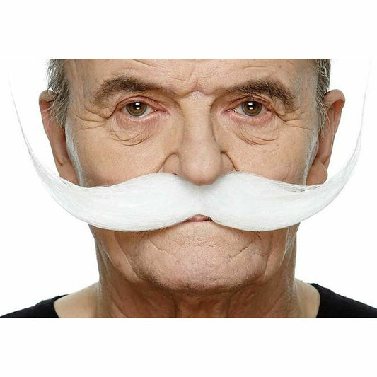 En närbild på en äldre man som bär en mycket stor, vit mustasch med långa, svängda ändar över överläppen.