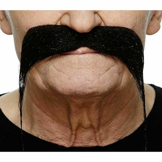 En närbild på en man som bär en mycket stor, svart, tjock mustasch med långa, hängande ändar fäst över överläppen.