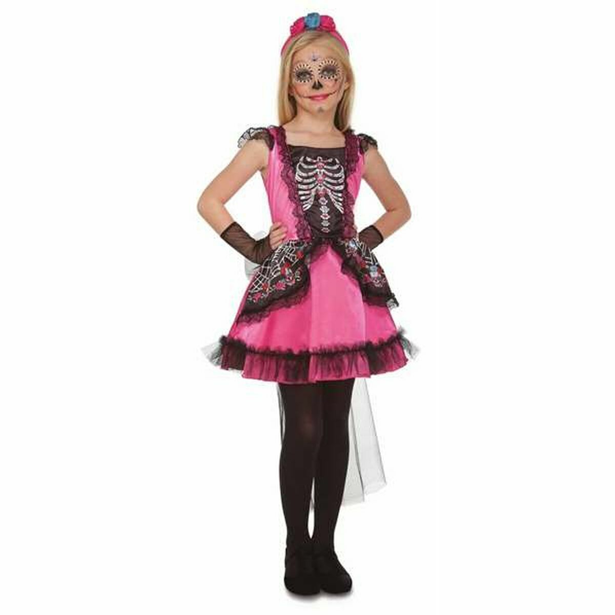 Ett barn i en rosa och svart Catrina maskeraddräkt med skelettmotiv på bröstet, matchande huvudbonad och svarta fingerlösa handskar.