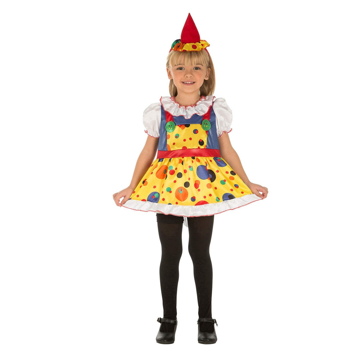 Ett litet barn ler glatt och har på sig en gul, prickig clownklänning med blåa detaljer och en röd konformad hatt på ett pannband.