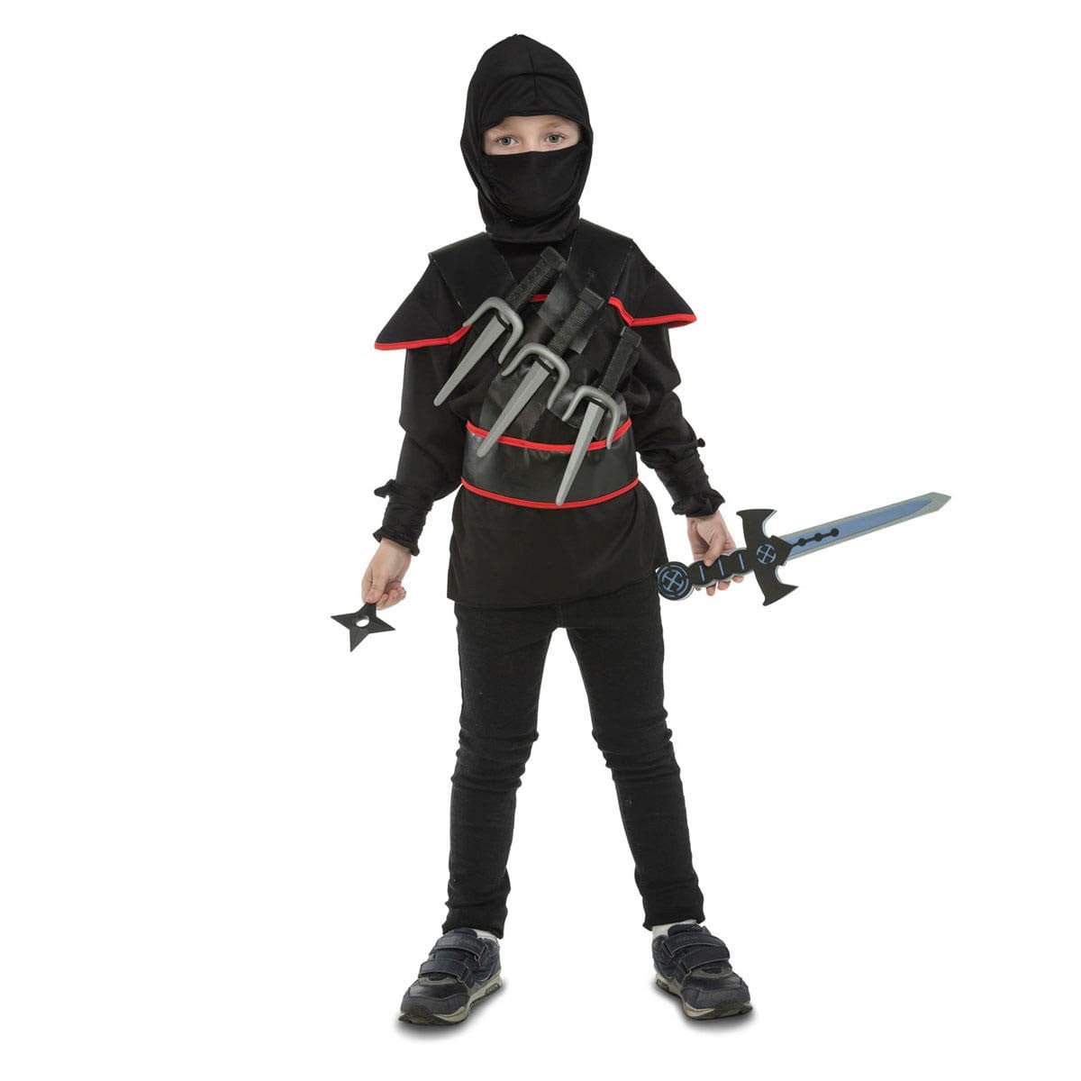 Ett barn klädd i en helsvart ninjadräkt, komplett med huva och mask, som håller ett leksakssvärd och en kaststjärna i händerna.