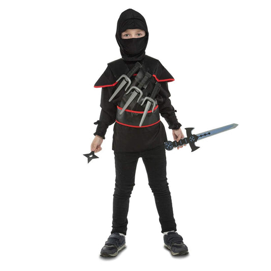 Ett barn klädd i en helsvart ninjadräkt, komplett med huva och mask, som håller ett leksakssvärd och en kaststjärna i händerna.