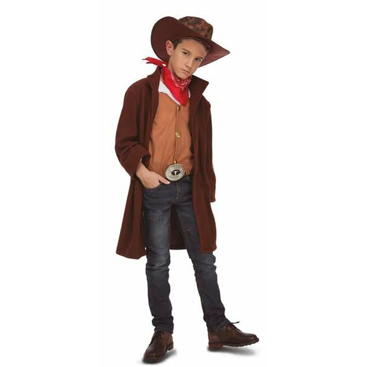 En pojke klädd i en komplett cowboydräkt med brun hatt, röd bandana, väst, skjorta, lång brun kappa, jeans och bälte med ett stort runt spänne.