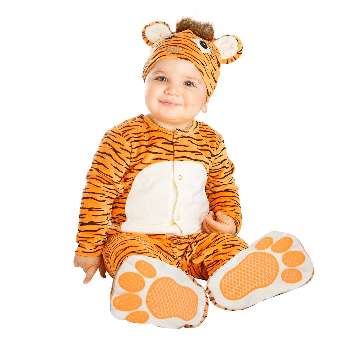 En liten bebis sitter i en mjuk, orange och svart randig tigerdräkt med en matchande tigerhatt med öron och en vit mage.