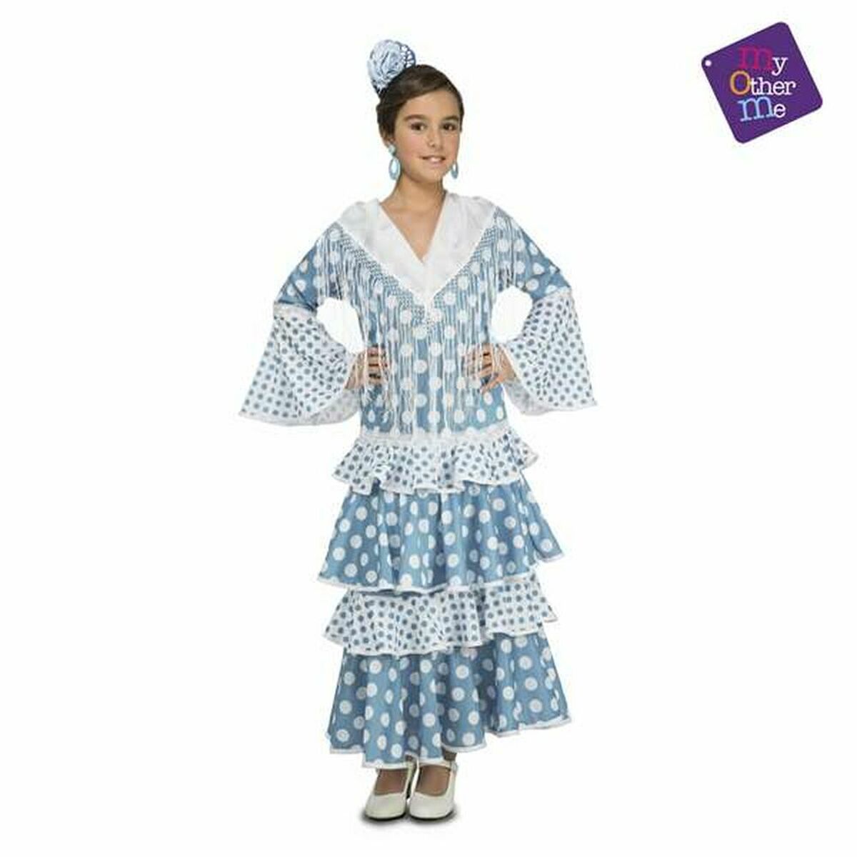 Ett ungt barn poserar i en turkos och vit prickig flamencoklänning med volanger och vita fransar över bysten.