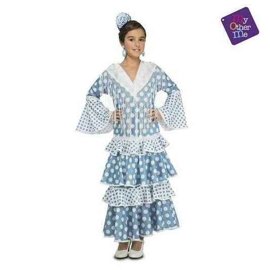 Ett ungt barn poserar i en turkos och vit prickig flamencoklänning med volanger och vita fransar över bysten.