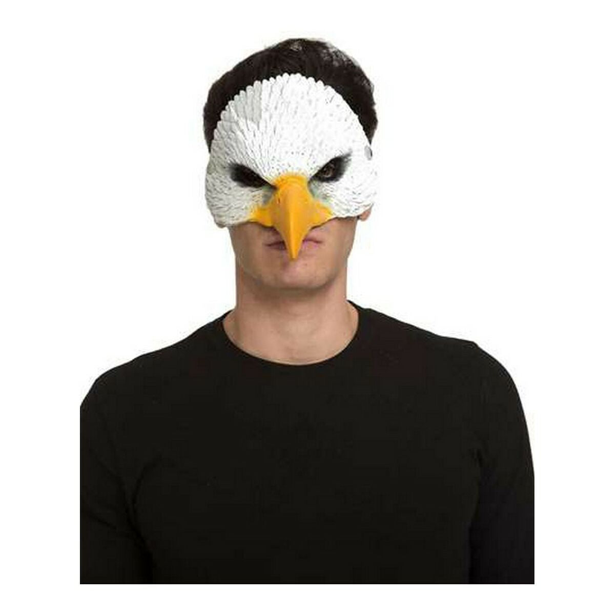 En man bär en vit och gul örnmask med en mörk tröja.