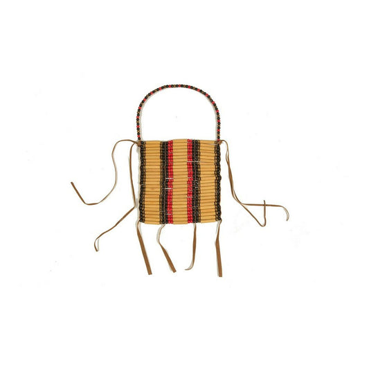 Ett hakförsett bröstskydd eller haklapp för maskeraddräkt i en amerikansk indianstil, gjort av vertikala remsor i beige material prydda med röda och svarta pärlor, med läderremmar för upphängning.