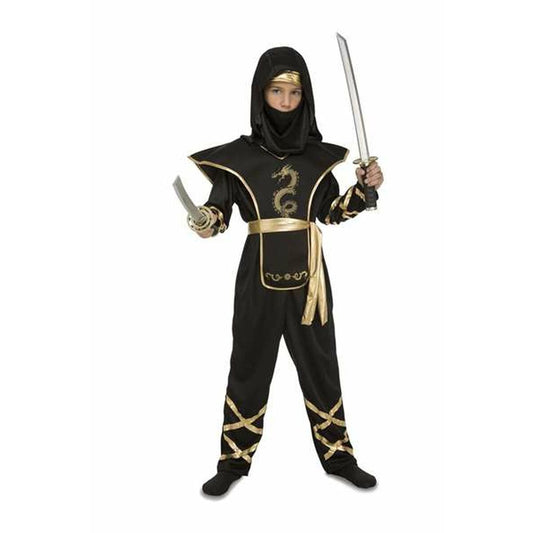 Ett barn poserar i en helsvart ninjadräkt med guldfärgade detaljer som rustning, bälte, mask och huvskydd, medan de håller i två leksakssvärd.