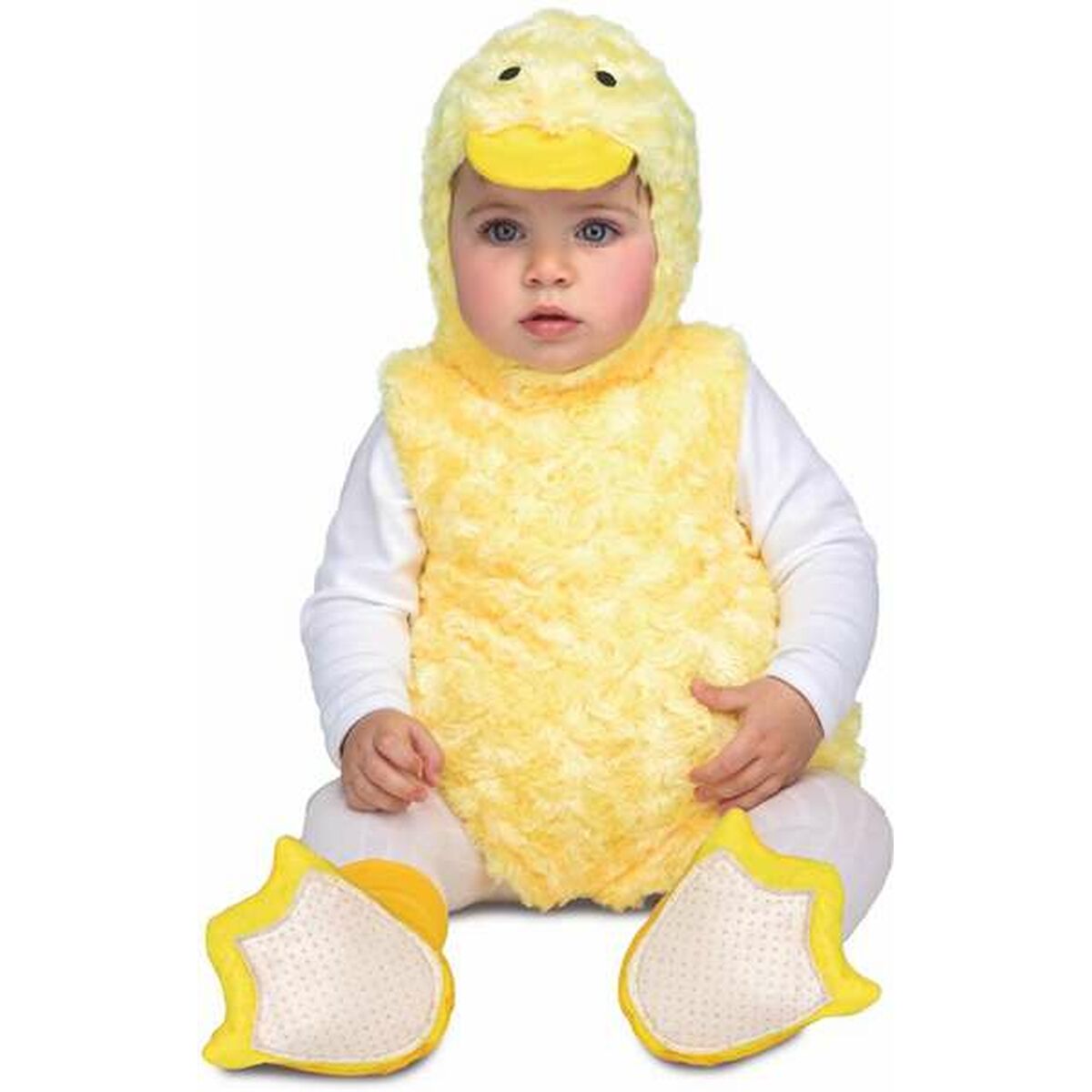 En bebis sitter i en fluffig, gul maskeraddräkt som föreställer en liten anka, komplett med anknäbb på luvan och gula fotdelar.