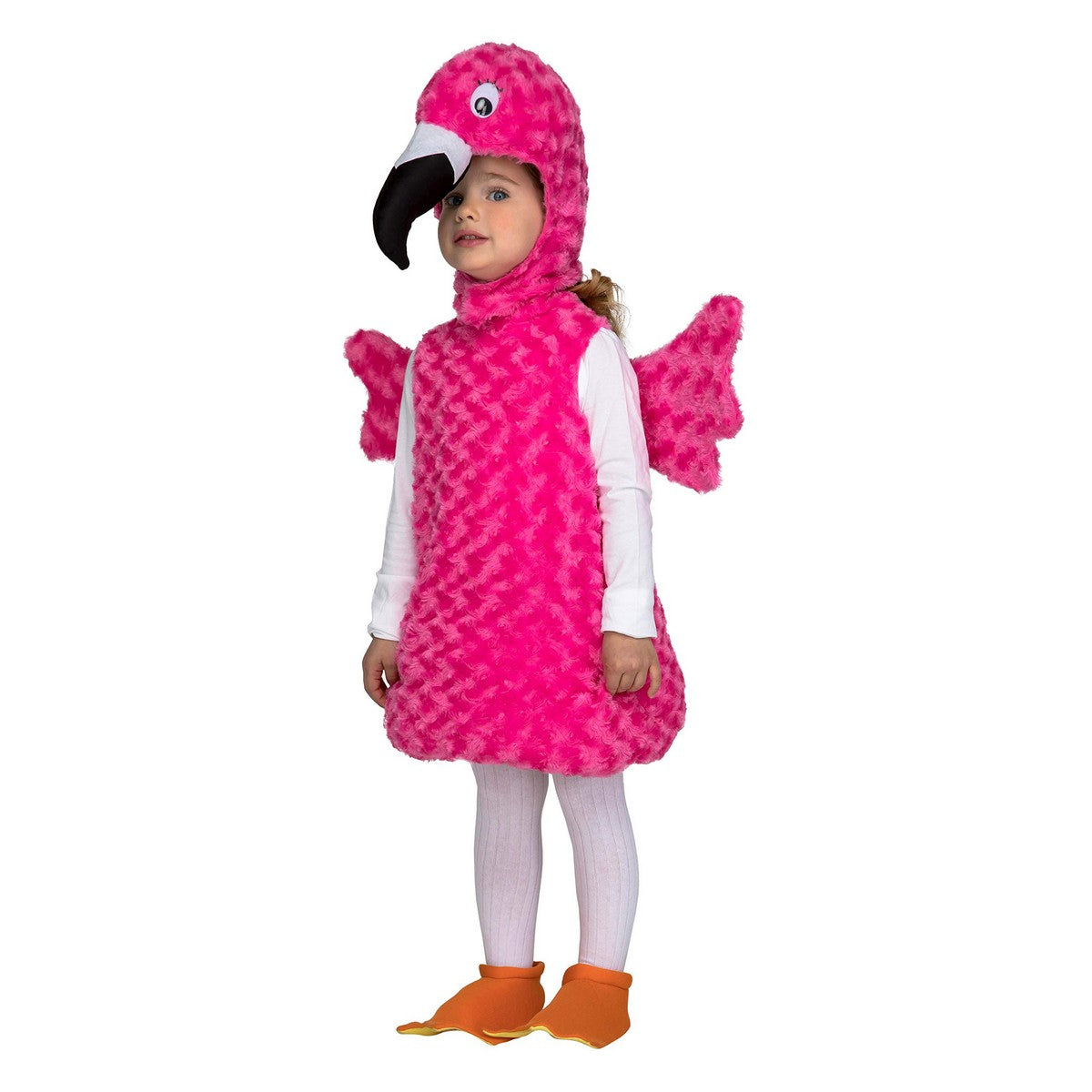 Ett litet barn klädd i en fluffig, rosa flamingomaskeraddräkt med huva och små vingar, poserande mot vit bakgrund.