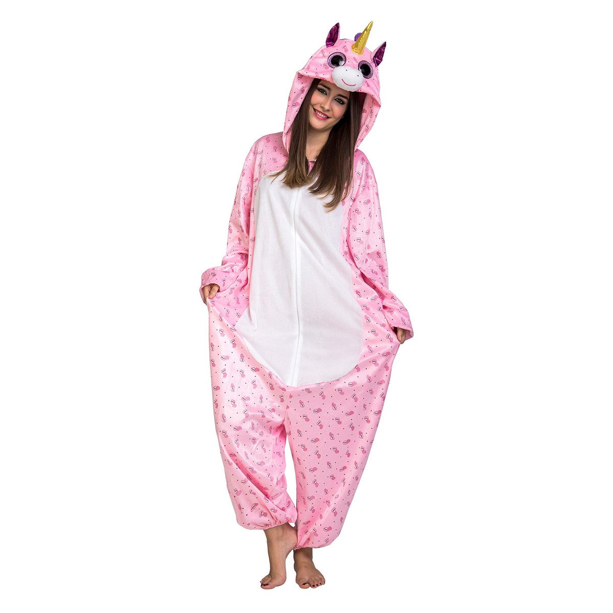 En kvinna ler glatt medan hon poserar i en helkropps rosa enhörningsdräkt, kigurumi-stil, med stora söta ögon och ett gyllene horn på huvan.