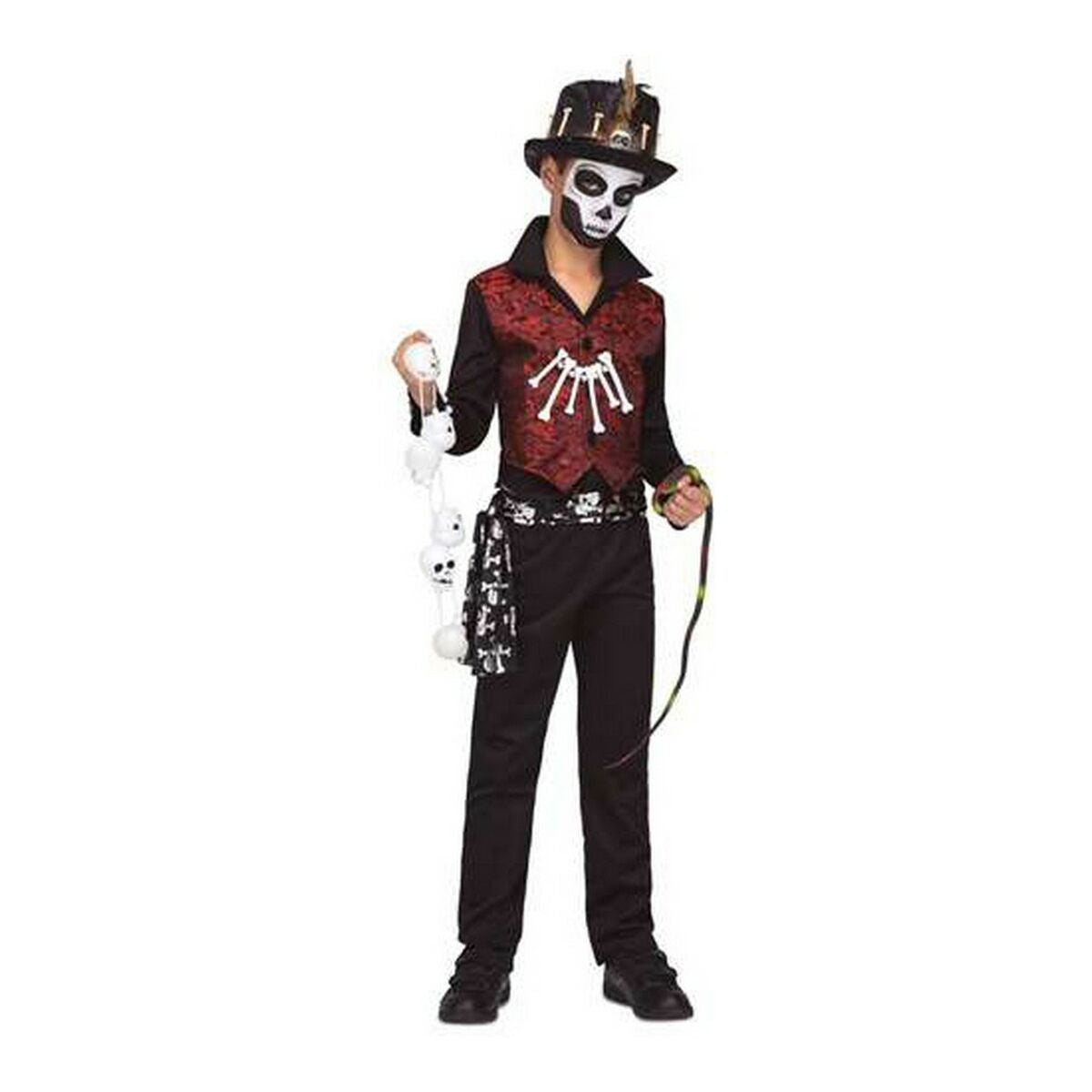 Ett barn klädd i en Voodoo Master maskeraddräkt med svart byxor, röd-svart väst, hatt och ansiktsmålning som håller i en rad med små vita skallar.