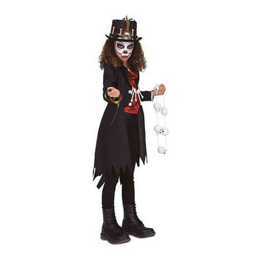 Barn klätt i en Voodoo Master-maskeraddräkt som inkluderar en svart topphatt, ansiktsmålning, en svart rock med en röd väst och en kedja med små dödskallar.
