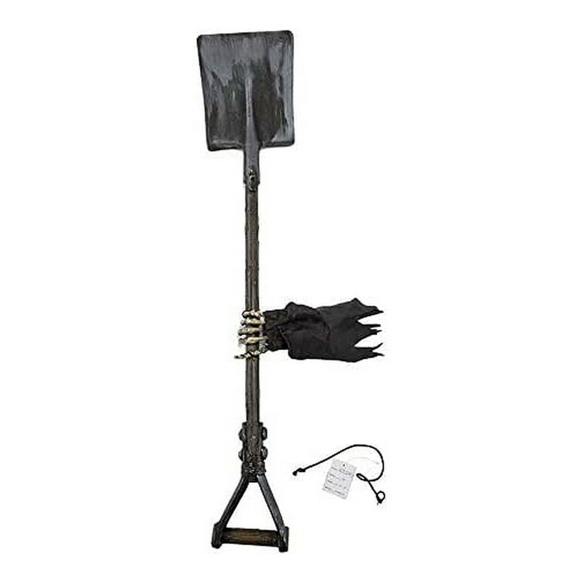 En halloween-rekvisita i form av en spade med ett skeletthandtag som håller i skaftet och en svart, trasig tygbit fäst vid sidan.
