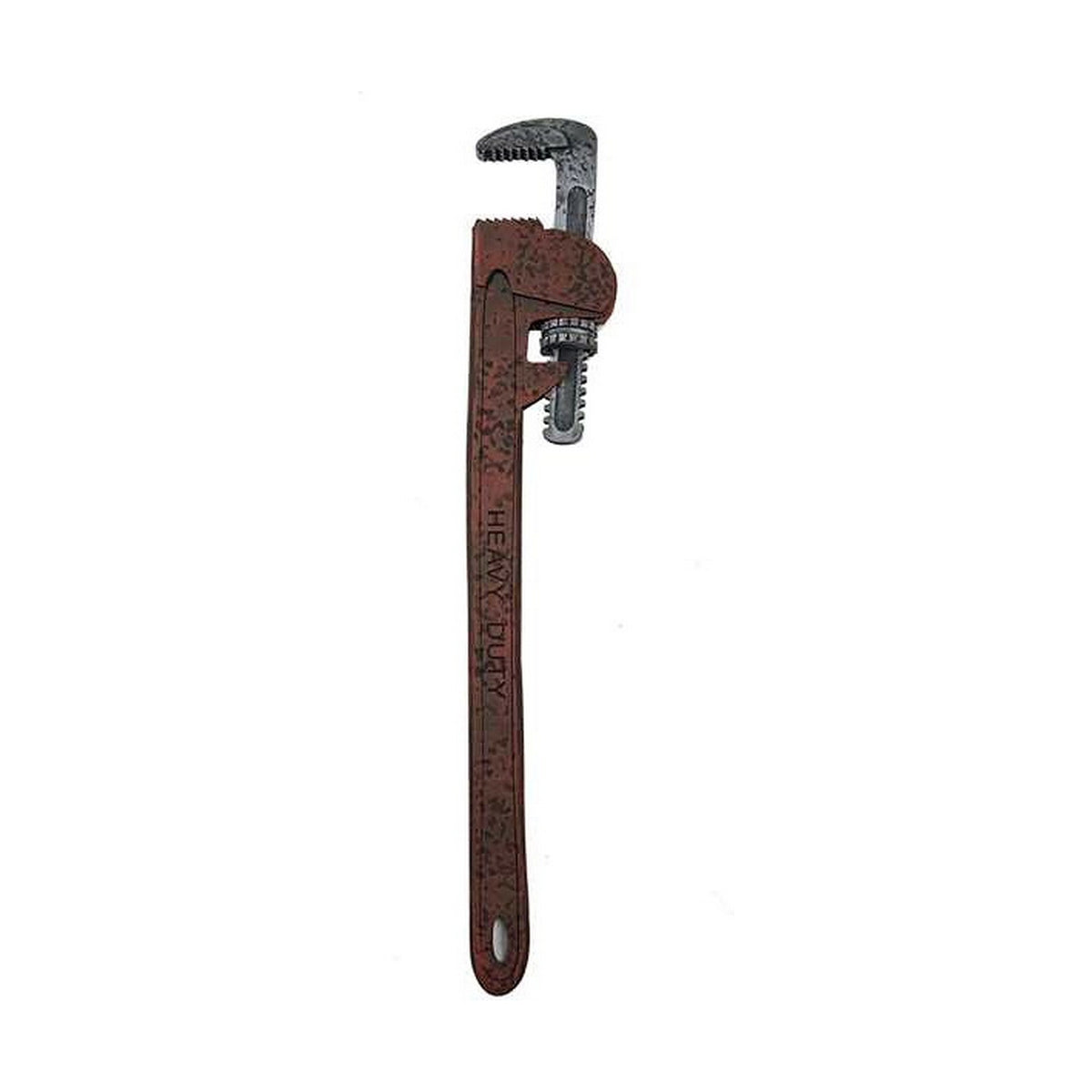 En närbild av en leksaksnyckel för rörmokeri som ser gammal och rostig ut, med texten "HEAVY DUTY" och röda stänk som liknar blod på handtaget.
