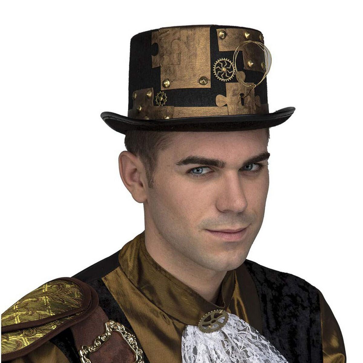 En vuxen man med blå ögon bär en svart och kopparfärgad steampunk hög hatt med kugghjul och ett litet monokel-liknande tillbehör på sidan.
