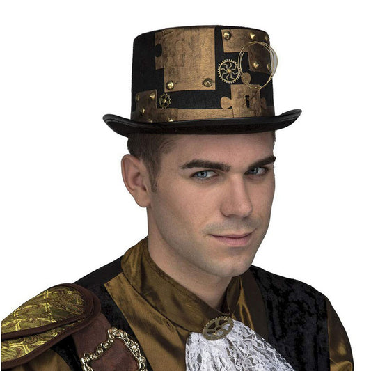 En vuxen man med blå ögon bär en svart och kopparfärgad steampunk hög hatt med kugghjul och ett litet monokel-liknande tillbehör på sidan.
