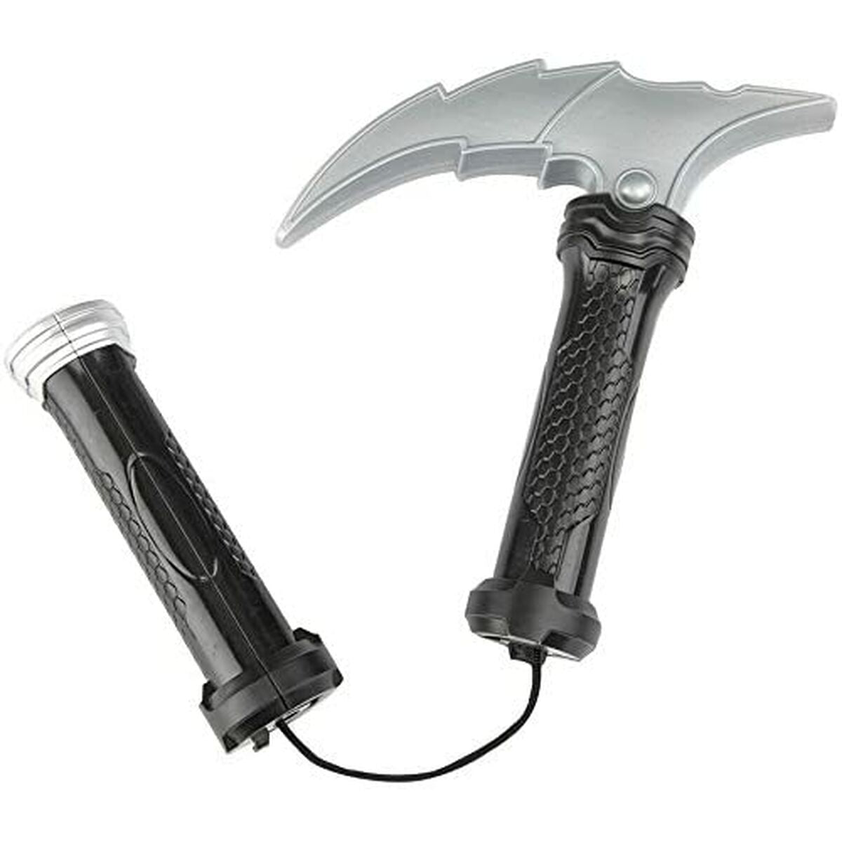 Ett leksaksvapen för ninja-utklädnad, bestående av ett svart, texturerat handtag med ett silverfärgat, tandat blad, kopplat till ett andra svart handtag med en tunn svart lina.