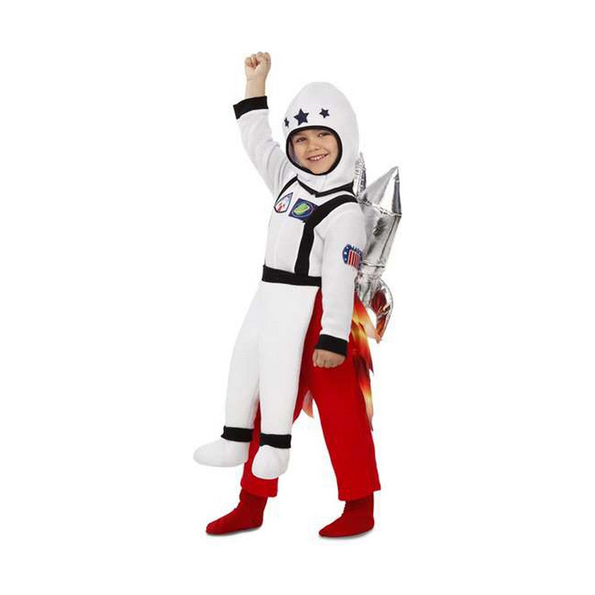 Ett leende barn i en vit astronautdräkt som ser ut som om de sitter på en röd raket med en silverfärgad jetpack och lågor som skjuter ut bakåt.