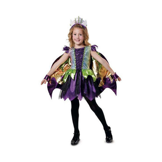 En ung flicka i en färggrann drake prinsess-dräkt med vingar och krona, som ler mot kameran.