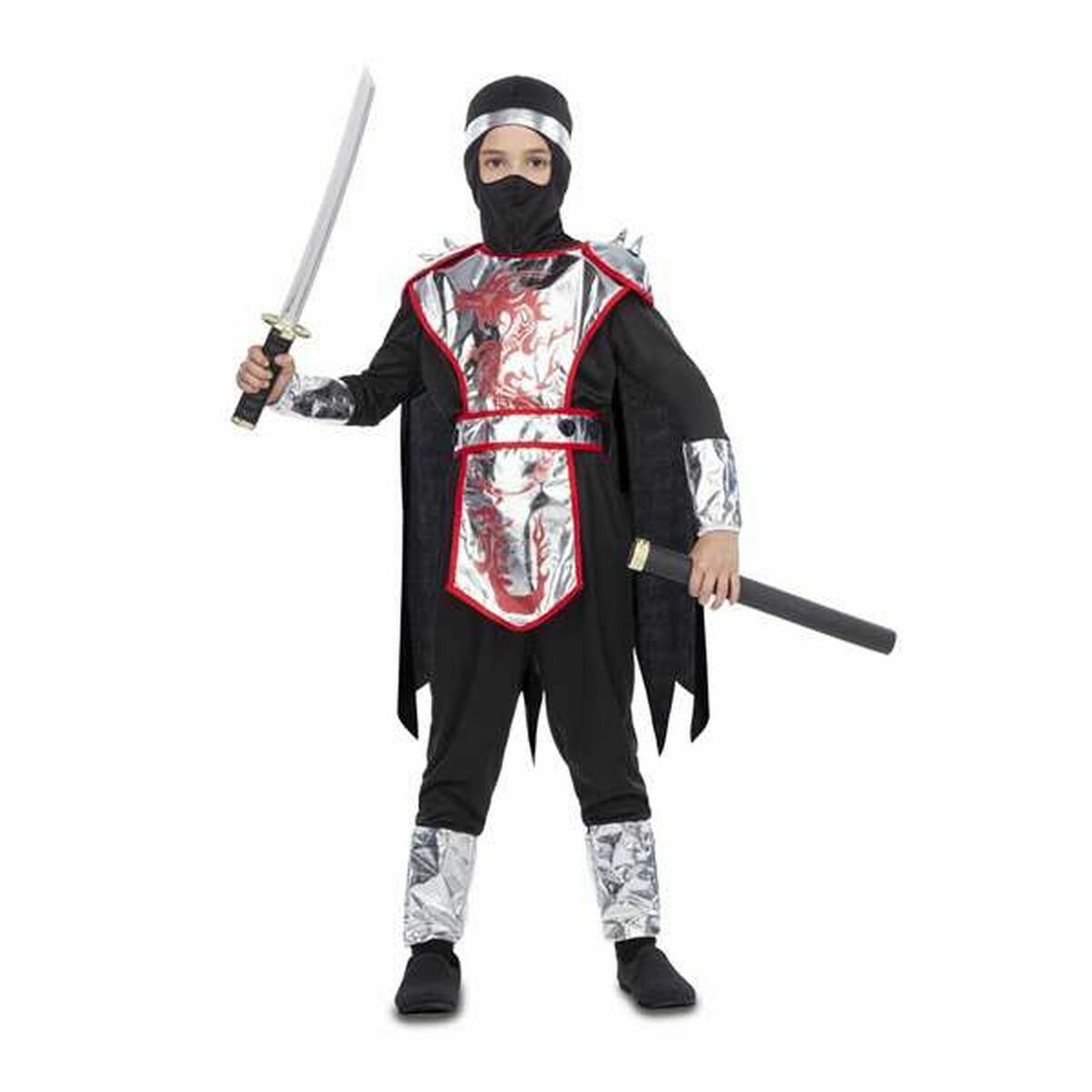 Ett barn klädd i en svart ninja-maskeraddräkt med silverfärgade pansardetaljer med rött drakmotiv, hållandes ett svärd och en slida.
