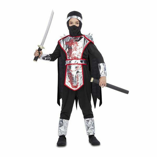 Ett barn klädd i en svart ninja-maskeraddräkt med silverfärgade pansardetaljer med rött drakmotiv, hållandes ett svärd och en slida.