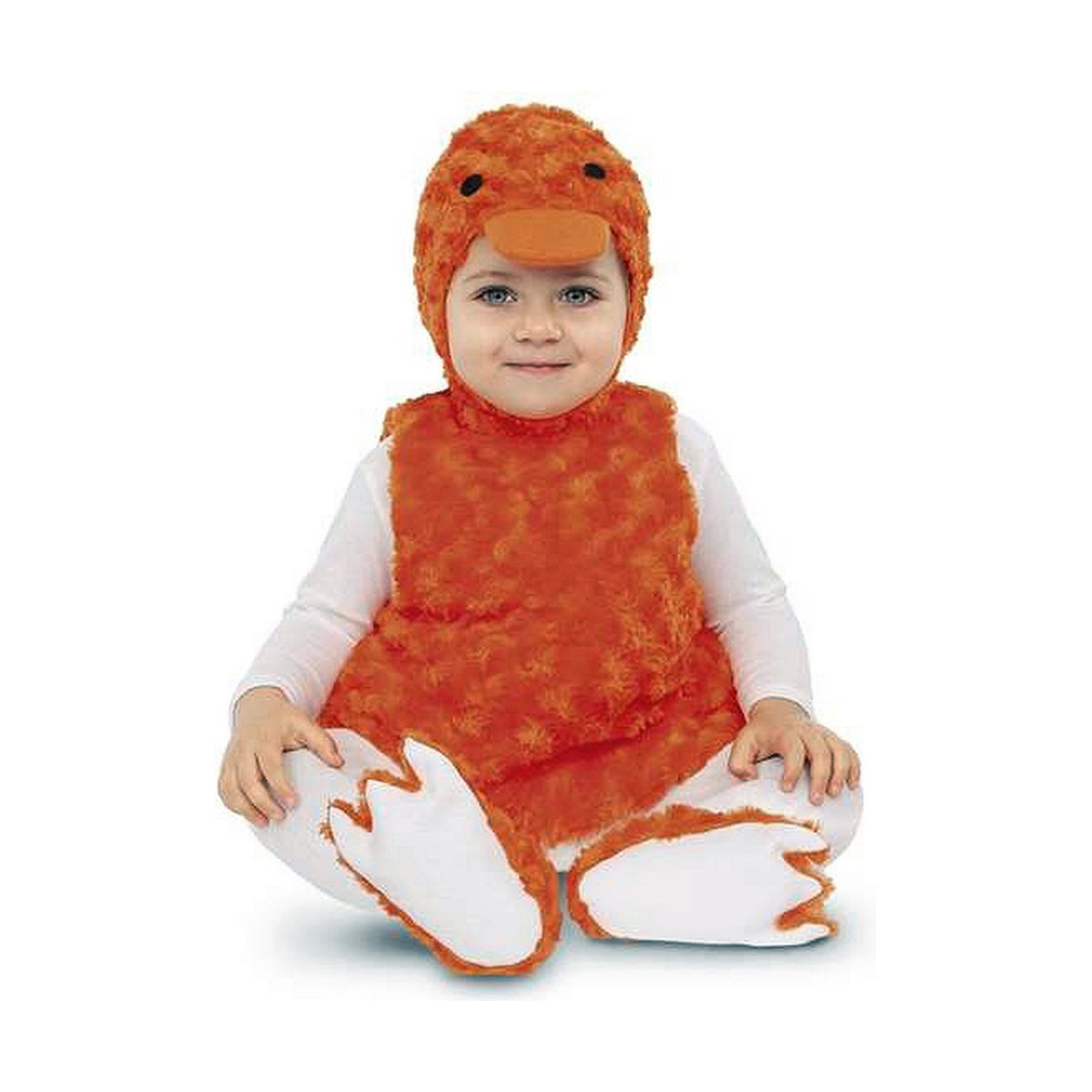 En söt bebis sitter på golvet iklädd en orange och vit anka-dräkt som inkluderar en huva med näbb, en fluffig väst och vita skor med anklabbprint.