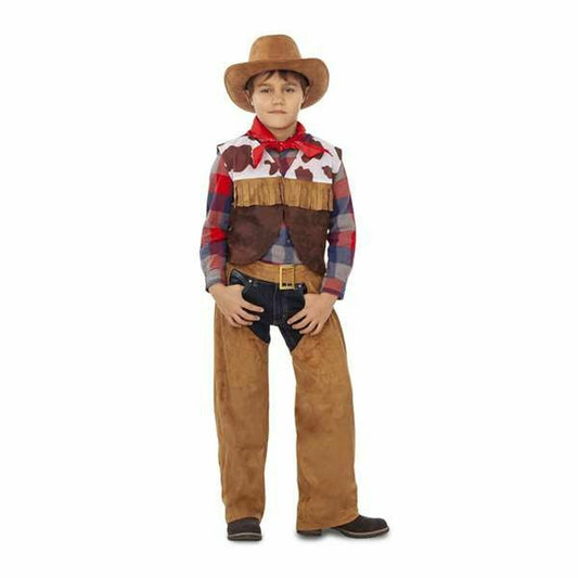 En pojke klädd i en komplett cowboy-maskeraddräkt med brun hatt, rutig skjorta, brun väst med ko-mönster och fransar, samt bruna chaps med ett hölster framtill.
