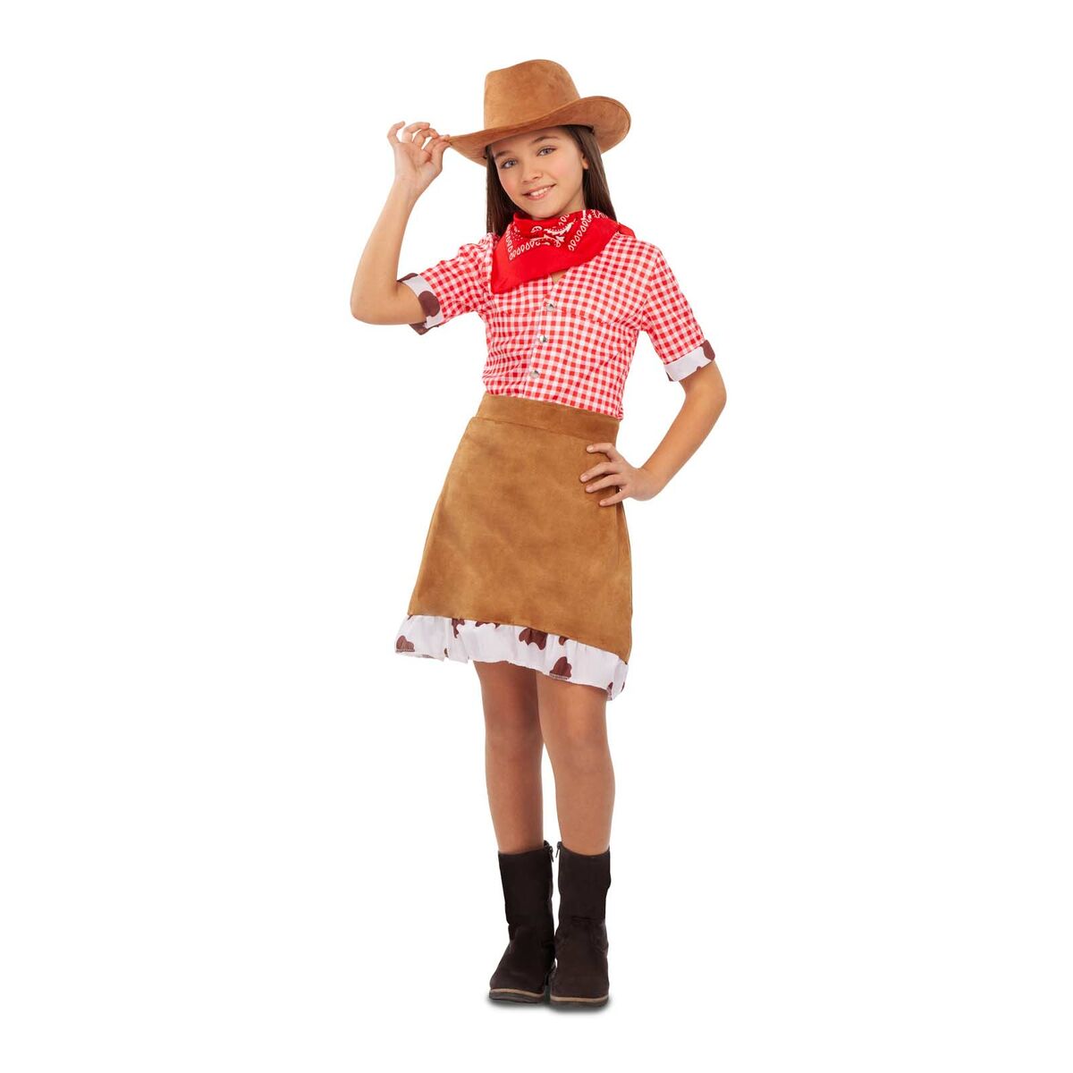 En glad flicka poserar i en komplett cowgirl-maskeraddräkt som inkluderar en röd-vit rutig skjorta, en brun mocka-liknande kjol, en röd bandana och en cowboyhatt.