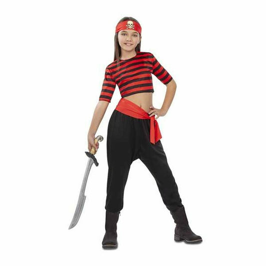 Ett ungt barn står självsäkert i en piratmaskeraddräkt bestående av en kort röd- och svartrandig topp, svarta byxor med en röd midjesjal och en röd bandana med dödskalle. Barnet håller i ett leksakssvärd.