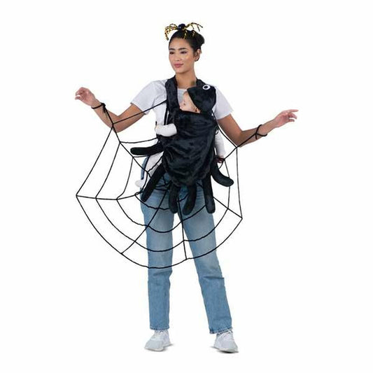 En kvinna i jeans och vit t-shirt bär en svart, plyschig spindeldräkt som inkluderar en babysele där en bebis ligger. Dräkten har stora svarta ben och ett stort svart spindelnät som sträcker sig ut från sidorna.