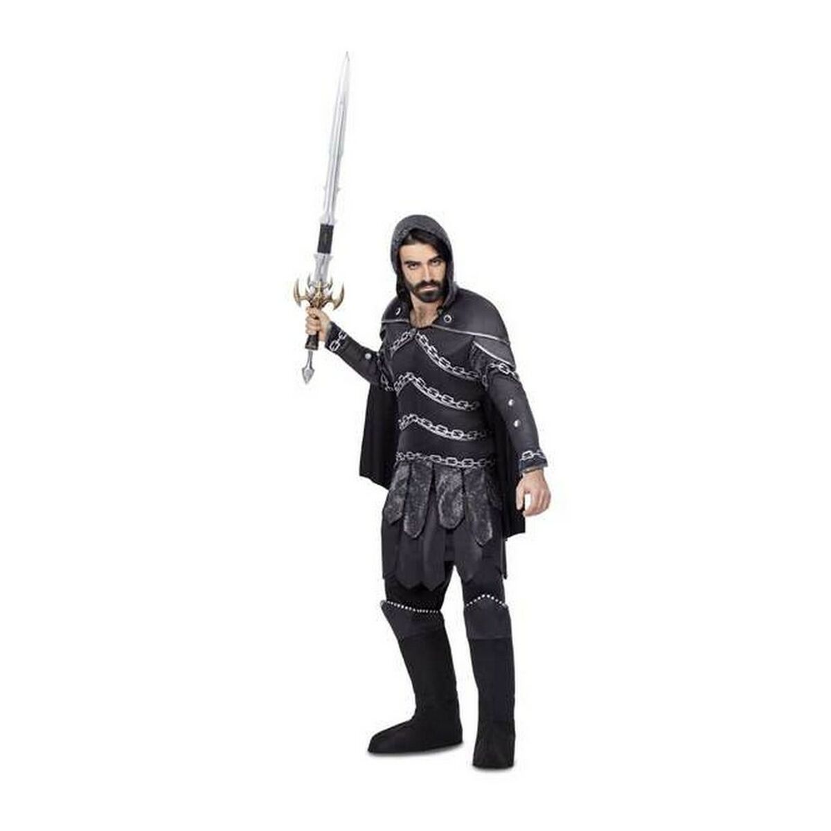 En vuxen man klädd i en svart, läderliknande krigardräkt med kedjedetaljer, huva och mantel, som håller upp ett silverfärgat fantasysvärd.
