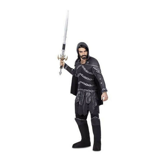 En vuxen man klädd i en svart, läderliknande krigardräkt med kedjedetaljer, huva och mantel, som håller upp ett silverfärgat fantasysvärd.