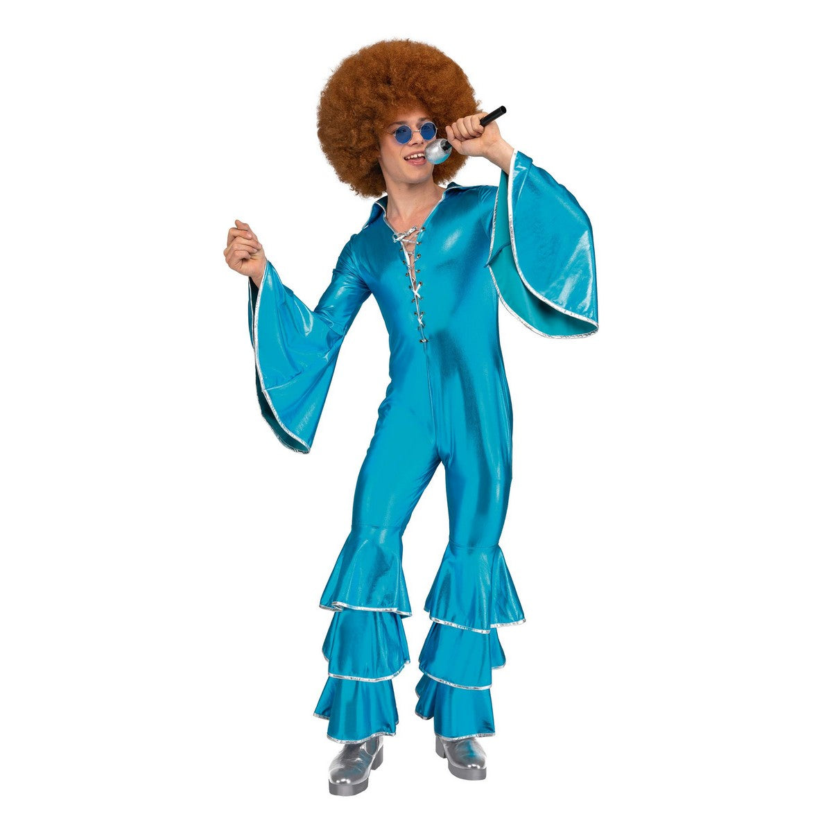 En man i en glänsande turkos jumpsuit i diskostil med utsvängda ärmar och utsvängda byxben i flera lager, han håller en mikrofon och bär solglasögon.