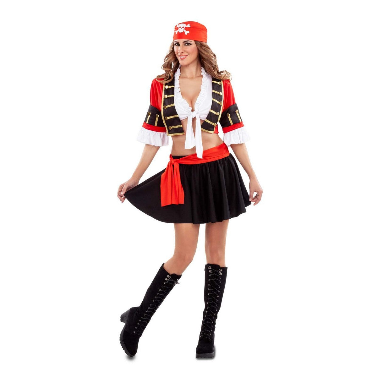 Kvinna i en sexig piratdräkt med röd och svart jacka, vit knuten topp, svart kjol och rött midjeband, komplett med en röd bandana med dödskalle och korslagda ben.