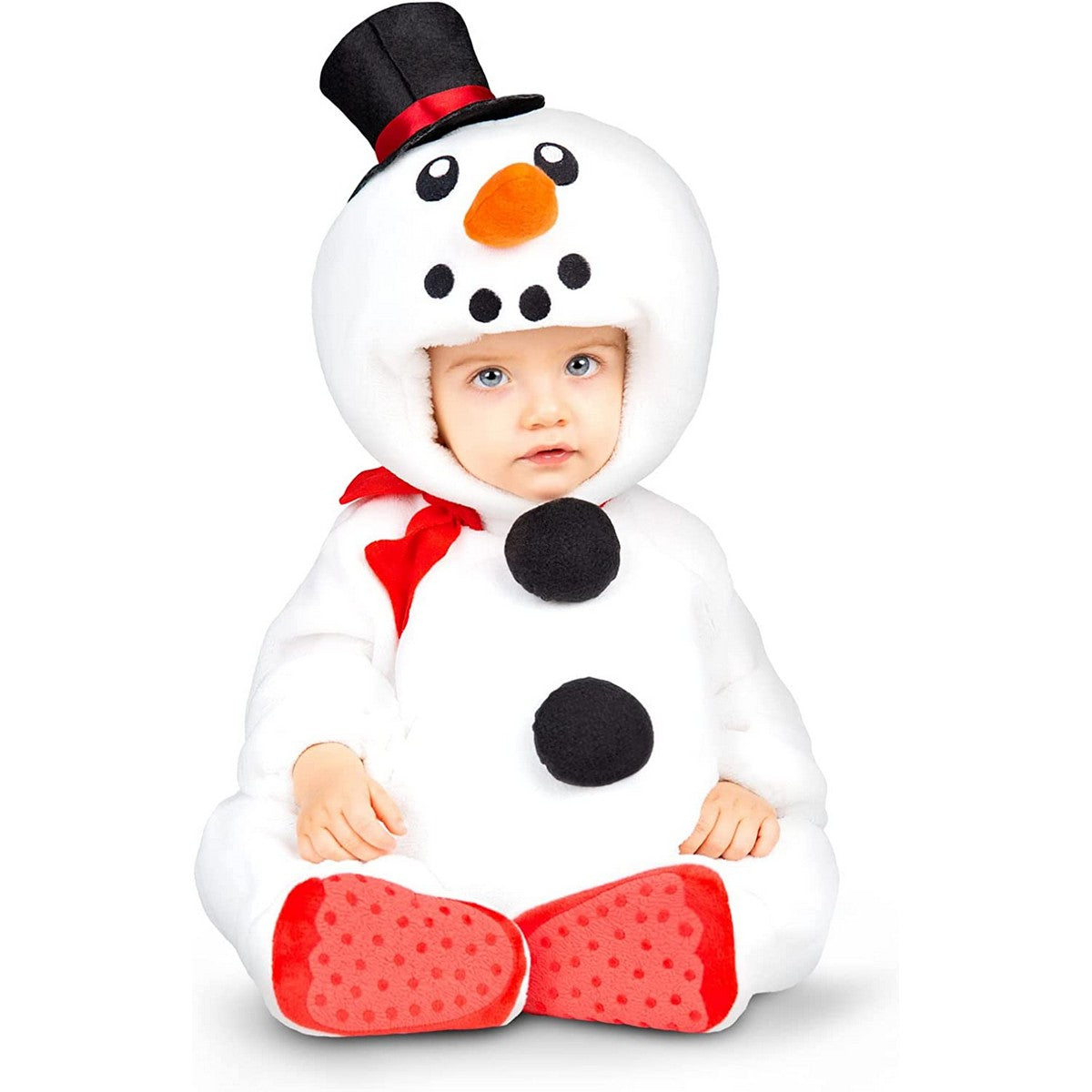 En bebis klädd i en söt snögubbedräkt med en svart hatt och röd scarf.