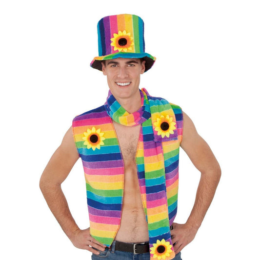 En leende man bär en färgglad regnbågsfärgad väst, en matchande scarf och en hög hatt, alla dekorerade med gula solrosor.