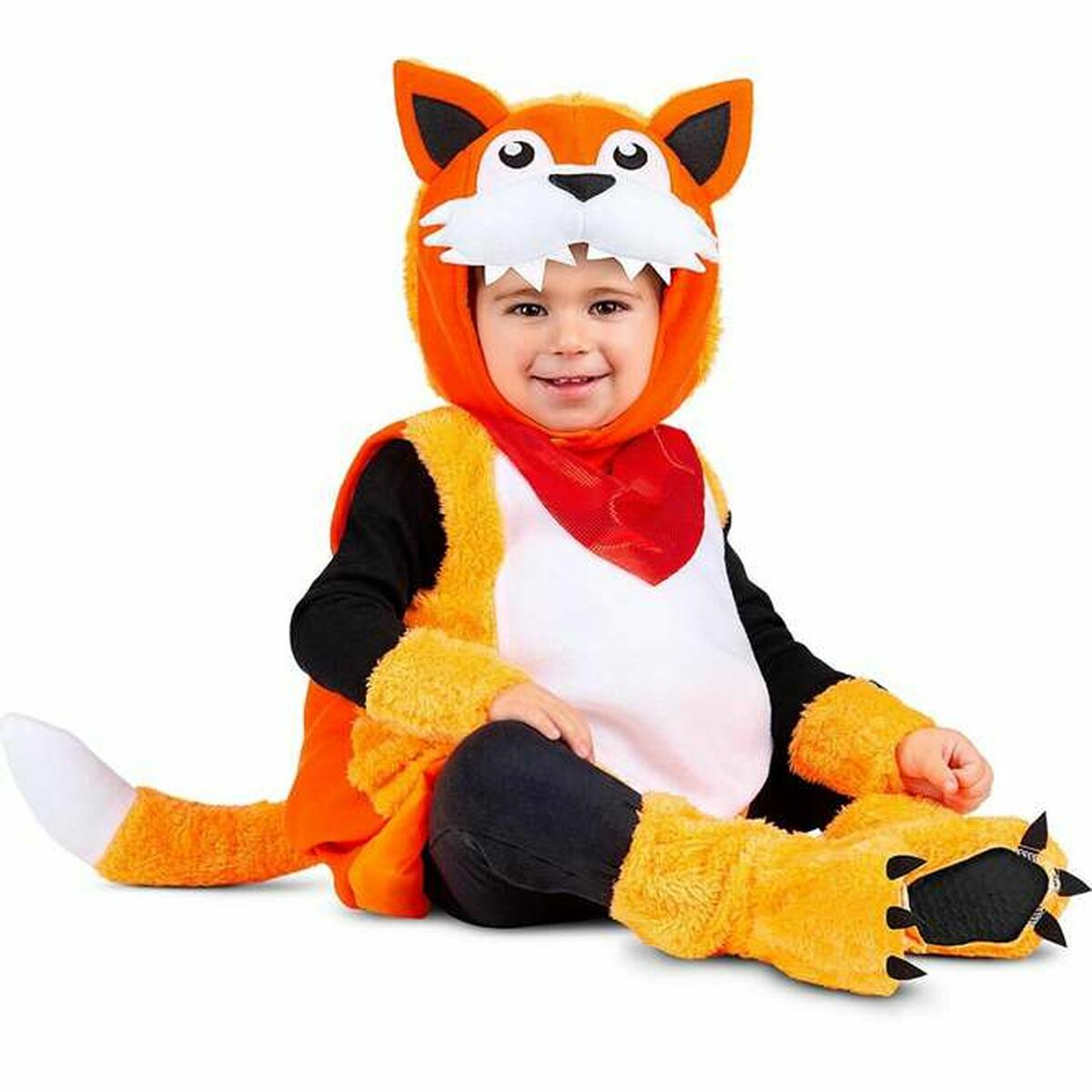 Ett litet barn sitter i en söt rävmaskeraddräkt med en röd scarf runt halsen.