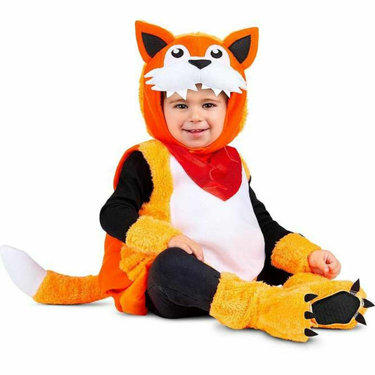 Ett litet barn sitter i en söt rävmaskeraddräkt med en röd scarf runt halsen.